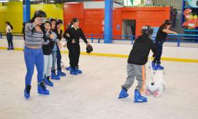 Estudiantes de educación municipal aprendieron a patinar sobre hielo [FOTOS]